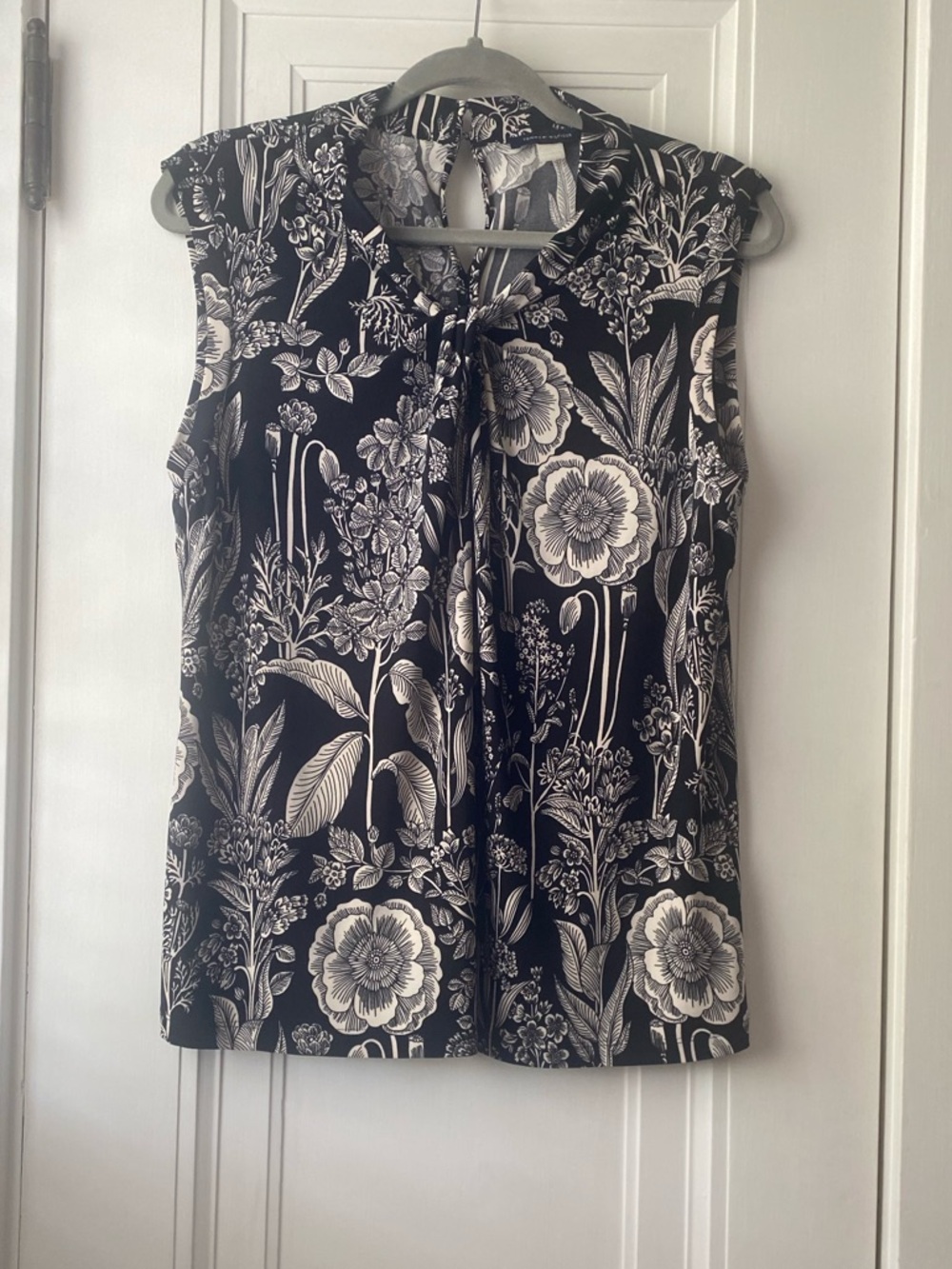 Tommy Hilfiger black white floral sleeveless blouse top shirt XL